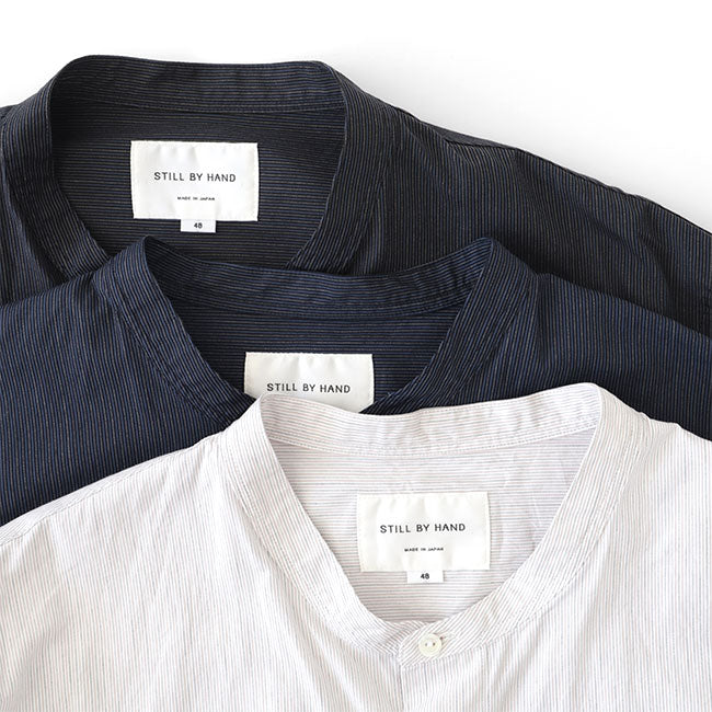 Still by Hand スティルバイハンド ストライプ バンドカラーシャツ SH0593 ノーカラー 長袖シャツ (メンズ)